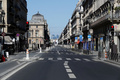 都市封鎖によって人けがなくなった仏パリ中心部のリボリ通り（2020年4月18日撮影）。(c)FRANCOIS GUILLOT / AFP
