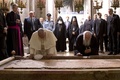 エルサレム（Jerusalem）の聖墳墓教会（Church of the Holy Sepulchre）で、東方正教会のコンスタンチノープル総主教バルトロメオス1世（Orthodox Patriarch Bartholomew I）とともに祈るローマ・カトリック教会のフランシスコ（Francis）法王（2014年5月25日撮影）。(c)AFP/ANDREW MEDICHINI
