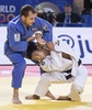 第33回世界柔道選手権、男子66キロ級。決勝でミハイル・プリャエフ（青）と対戦するアン・バウル（2015年8月25日撮影）。(c)AFP/JACK GUEZ