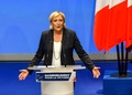 フランス北部リールで開かれた極右政党「国民戦線（FN）」の党大会で演説するマリーヌ・ルペン党首（2018年3月11日撮影）。(c)AFP PHOTO / PHILIPPE HUGUEN