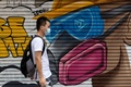 香港で、新型コロナウイルス対策のためマスクを着けた人（2020年8月23日撮影、資料写真）。(c)May JAMES / May James / AFP