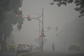インド・ニューデリーで、濃いスモッグの中で車を運転する人々（2019年11月3日撮影）。(c)AFP/Sajjad Hussain