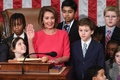 米首都ワシントンの連邦議会議事堂で、議員らの子や孫たちに囲まれるナンシー・ペロシ下院議長（2019年1月3日撮影）。(c)SAUL LOEB / AFP