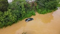 川の氾濫で水没した道路に残された車両。米ケンタッキー州ジャクソンで（2022年7月28日撮影）。(c)LEANDRO LOZADA / AFP