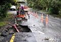 暴風雨で陥没した道路。ニュージーランド北島のウェストオークランド郊外で（2023年2月13日撮影）。(c)Diego OPATOWSKI / AFP