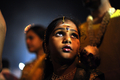 シンガポールで30日、ヒンズー教の大祭タイプーサム（Thaipusam）が行われた。ムルガ（Muruga）神をあがめるこの祭りは、 タミル暦のタイ（Thai）の月の満月の日に行われる。信者らは「カバディ（Kavadi）」と呼ばれる御輿（みこし）を鉄串などで自分の身体に固定して苦行の行進を行う。この祭りはマレーシアでも行われる。

写真は、マレーシア・クアラルンプール（Kuala Lumpur）のバトゥ洞窟のヒンズー教寺院でタイプーサムに参加した若いヒンズー教徒（2010年1月30日撮影）。(c)AFP/Saeed KHAN