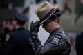 ウィルバート・モラ巡査の葬儀に集まった警察官。米ニューヨークで（2022年2月2日撮影）。(c)Ed JONES/AFP