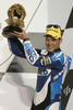 世界ロードレース選手権（WGP 2013）開幕戦カタールGP、Moto2クラス決勝。3位に入り、表彰台でトロフィーを掲げるイタルトランス・レーシングチーム（Italtrans Racing Team）の中上貴晶（Takaaki Nakagami、2013年4月7日撮影）。(c)AFP/AL-WATAN DOHA/KARIM JAAFAR