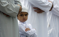 2007年10月13日、スリランカのコロンボ（Colombo）で、ラマダン（Ramadan）明けの祭り「イード・アル・フィトル（Eid-al-Fitr）」を迎え、朝の特別礼拝に参列するイスラム教徒。(c)AFP/Sanka VIDANAGAMA