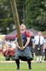 英スコットランド（Scotland）中部パースシャー（Perthshire）のバーナム（Birnam）で開催されたバーナム・ハイランドゲームス（Birnam Highland Games）で、丸太を放るカイバー投げに参加する男性（2014年8月30日撮影）。(c)AFP/ANDY BUCHANAN