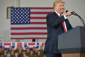 米カリフォルニア州のミラマー海兵隊基地で演説するドナルド・トランプ大統領（2018年3月13日撮影）。(c)AFP PHOTO / MANDEL NGAN
