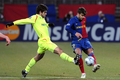 ジュニーニョ・ペルナンブカーノ（左）のチェックを受けるFCバルセロナのジェラール・ピケ（%%Gerard Pique%%）。（2009年2月24日撮影）(c)AFP/PHILIPPE MERLE