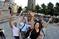米ニューヨーク（New York）の広場、コロンバスサークル（Columbus Circle）で、土星に向かって手を振る人たち（2013年7月19日撮影）。(c)AFP/Stan HONDA