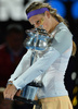 全豪オープンテニス（Australian Open Tennis Tournament 2013）は26日、女子シングルス決勝が行われ、大会第1シードのビクトリア・アザレンカ（Victoria Azarenka、ベラルーシ）が4-6、6-4、6-3で第6シードの李娜（Na Li、ナ・リー、中国）を下し、2連覇を飾った。

トロフィーを抱えるビクトリア・アザレンカ（2013年1月26日撮影）。(c)AFP/PAUL CROCK