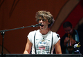 レバノンの首都ベイルート（Beirut）でパフォーマンスを披露する、人気歌手ミーカ（Mika、2008年7月27日撮影）。(c)AFP/ANWAR AMRO
