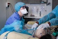 仏パリ郊外の病院の蘇生室で新型コロナウイルス患者の対応に当たる看護師（2021年12月23日撮影）。(c)GEOFFROY VAN DER HASSELT / AFP