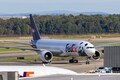パンダの「宝力（バオリー）」と「青宝（チンバオ）」を載せ、ダレス国際空港に到着した特別機（2024年10月15日撮影）。(c)Xinhua News