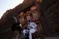 ヨルダン南部、かつてのナバテア（Nabataean）王国の「バラ色の都」ペトラ（Petra）にある遺跡の1つ、「エル・ハズネ（Al-Khazna、宝物殿）」（2008年4月2日撮影）。(c)AFP/MARCO LONGARI