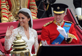 ロンドン（London）ウェストミンスター寺院（Westminster Abbey）での結婚式を終え、バッキンガム宮殿（Buckingham Palace）までパレードするウィリアム王子とキャサリン妃（Kate, Duchess of Cambridge、2011年4月29日撮影）。(c)AFP/GERARD JULIEN