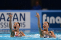 第15回世界水泳選手権（15th FINA World Championships）は21日、スペイン・バルセロナ（Barcelona）でシンクロナイズドスイミングのデュエット・テクニカルルーティン（TR）が行われ、ロシアのスベトラナ・ロマシナ（Svetlana Romashina）／スベトラナ・コレスニチェンコ（Svetlana Kolesnichenko）組が優勝した。

デュエットTR予選の演技に臨む足立夢実（Yumi Adachi）／乾友紀子（Yukiko Inui）組（2013年7月21日撮影）。(c)AFP/JAVIER SORIANO