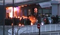 パリ東部ポルトドバンセンヌ（Porte de Vincennes）のユダヤ教系食料雑貨店に突入する警察の特殊部隊。AFP TVの動画より（2015年1月9日撮影）。(c)AFP/AFPTV / GABRIELLE CHATELAIN