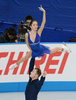 12-13フィギュアスケートGPシリーズ第6戦、NHK杯（NHK Trophy 2012）は23日、宮城県利府町のセキスイハイムスーパーアリーナで行われ、ペア・ショートプログラム（SP）ではロシアのベラ・バザロワ（Vera Bazarova）/ユーリ・ラリオノフ（Yuri Larionov）組が65.61点で首位に立った。

演技に臨むベラ・バザロワ/ユーリ・ラリオノフ組（2012年11月24日撮影）。(c)AFP/Toru YAMANAKA