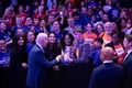 米コネティカット州ウェストハートフォードで開催された会合に出席し、聴衆とあいさつを交わすジョー・バイデン大統領（2023年6月16日撮影）。(c)Brendan Smialowski / AFP