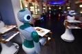 ネパールの首都カトマンズにあるレストラン「ナウロ」で、客に料理を運ぶロボットウエーター「ジンジャー」（2018年10月26日撮影）。(c)Prakash MATHEMA / AFP