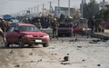 アフガニスタン・カブール（Kabul）で、英国大使館の車両が自爆攻撃を受けた現場を調べる、アフガニスタンの情報機関の職員ら（2014年11月27日撮影）。(c)AFP/SHAH Marai