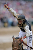米国競馬のG1レース、第135回ケンタッキーダービー（%%135th Kentucky Derby%%、3歳、ダート10ハロン）がチャーチルダウンズ競馬場（Churchill Downs）で開催され、キャルヴィン・ボレル（%%Calvin Borel%%）騎手騎乗のマインザットバード（Mine That Bird）が、2着以下に6と3/4馬身差以上をつけて優勝した。写真はレースを制し歓喜するボレル騎手。（2009年5月2日撮影）(c)AFP/Getty Images/Matthew Stockman