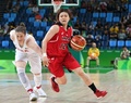 リオデジャネイロ五輪、バスケットボール女子準々決勝、米国対日本。米国のリンゼイ・ウェイレン（左）をかわす吉田亜沙美（2016年8月16日撮影）。(c)AFP/Mark RALSTON