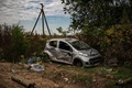 ウクライナ南部で、ロシア軍が放棄した陣地に放置された「Z」マークが書かれた車（2022年10月9日撮影）。(c)Dimitar DILKOFF / AFP