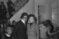 クリスチャン ディオール（Christian Dior）のコレクション会場に姿をみせたイヴ・サンローラン（Yves Saint Laurent）氏と女優のカトリーヌ・ドヌーヴ（Catherine Deneuve）（1970年1月31日撮影）。(c)AFP