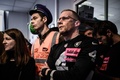 年金改革に関する首相演説のテレビ中継を見るフランス国鉄（SNCF）従業員ら。パリにて（2019年12月11日撮影）。(c)Philippe LOPEZ / AFP