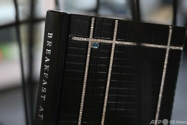限定1000 ティファニーで朝食を フィルムセル額装 ダイヤ1000粒散りばめた「ティファニーで朝食を」初版本 NYで展示 写真