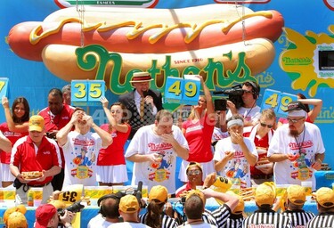 NYでホットドッグ早食い大会、優勝者自己ベスト更新 写真13枚 国際