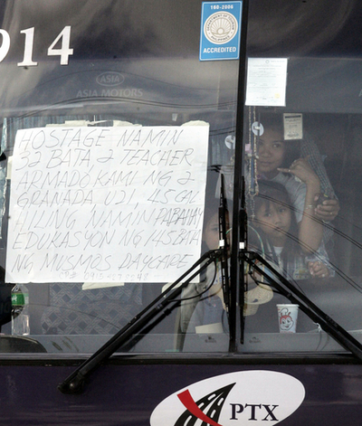 武装したバスジャック犯、児童32人と教師2人を人質にたてこもり - フィリピン