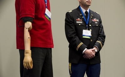 思考で動かす新型義手、米科学会議で実演