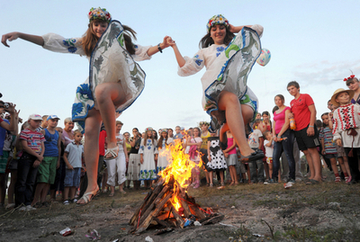 乙女が火を越え水中に踊る、伝統のイワン・クパーラ祭