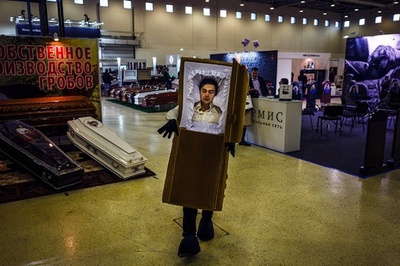 【今日の1枚】歩くひつぎ、モスクワの葬送展に登場