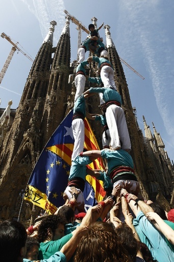 欧州各地に｢人間の塔｣、カタルーニャ州独立求め