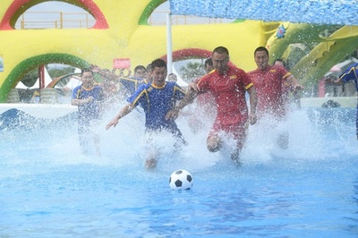 重慶では「水上サッカー」 W杯に合わせて