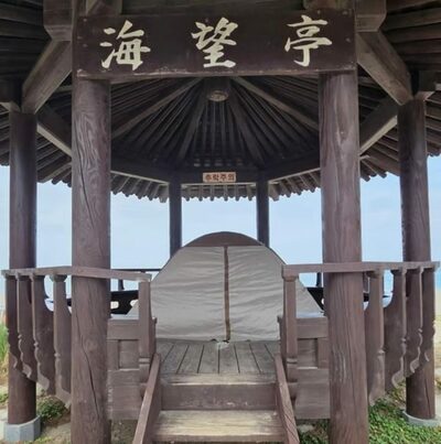 海水浴場の東屋にネジ打ちテント固定…韓国「マナー違反キャンパー」に非難殺到