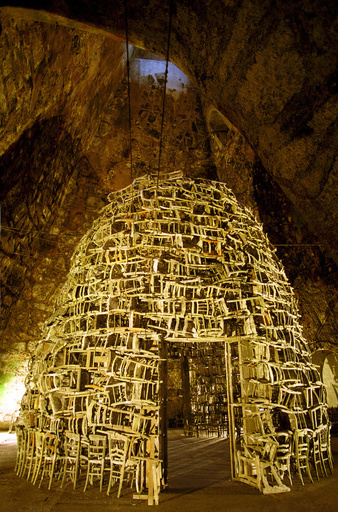 椅子を積み上げ6メートルの建物に、川俣正の美術作品 アブダビ