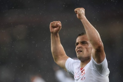 「双頭のワシ」ポーズ見せたスイス代表選手、出場停止免れる