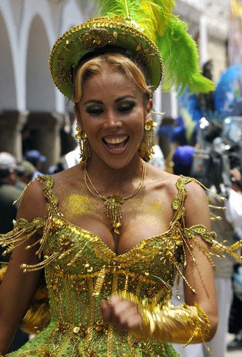 オルロのカーニバル、伝統舞踊を披露 ボリビア