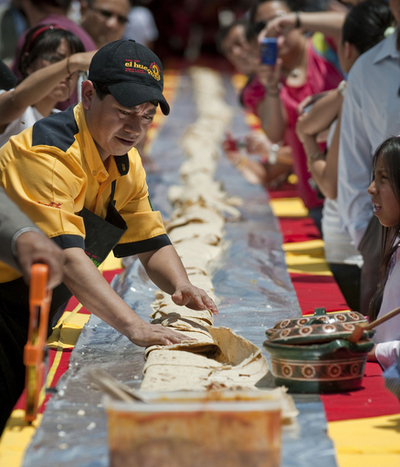 ギネスに挑戦！長さ40.9メートルのタコス