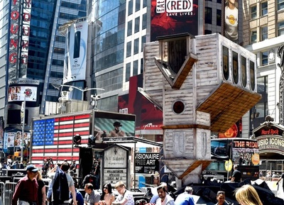 上下逆さまの教会、NYタイムズスクエアに登場