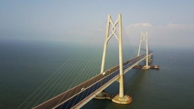 港珠澳大橋、珠海側出入国ゲートビルと交通センターが繋がる