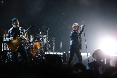 U2、テロ発生のパリでやり直し公演 事件の歌も作曲